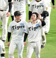 　日本一に届かず、試合後に中野（右）に声をかける近本（撮影・山口登）
