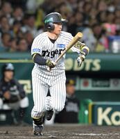 　５回、右前打を放つ近本（撮影・北村雅宏）