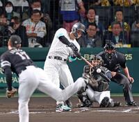 　２回、左前打を放つ佐藤輝（撮影・立川洋一郎）