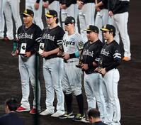 　敢闘選手賞を受賞し写真に納まる佐藤輝（中央）。右から２人目は山川（撮影・山口登）