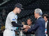 　日本シリーズ敢闘賞を受賞した佐藤輝（撮影・北村雅宏）