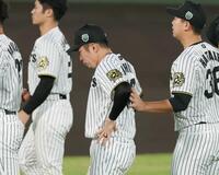 　試合後、涙をこらえる石井