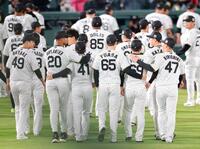 　仲間たちに慰められながら引き揚げる村上（４１）と石井（６９）＝撮影・立川洋一郎