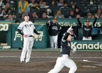 　１１回、野村（手前）に勝ち越しソロを浴びた村上（撮影・金田祐二）