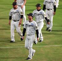 　ファンにあいさつを終え、ベンチに戻る藤川監督（撮影・山口登）