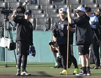 　（右から）山川、近藤と話す梅野（撮影・飯室逸平）