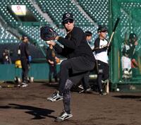 　スローイング練習する梅野（撮影・北村雅宏）