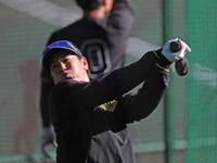 　打撃練習する梅野（撮影・北村雅宏）