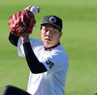 　キャッチボールをして調整する才木（撮影・立川洋一郎）