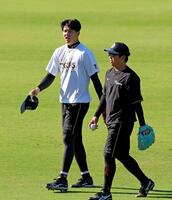 　村上（右）とのキャッチボールを終えて言葉を交わす才木（撮影・立川洋一郎）