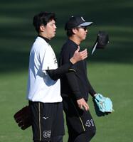 　村上とキャッチボールを終えた才木（撮影・金田祐二）