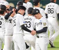 　日本一を逃しファンへお礼のあいさつを終え、森下（右）と握手を交わす才木（撮影・立川洋一郎）