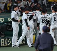 　悔しそうな才木、高橋（撮影・金田祐二）