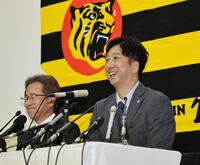 　シーズン終了報告を終え、会見する藤川監督。左は粟井球団社長（撮影・田中太一）