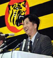 　シーズン終了報告を終え、会見する藤川監督（撮影・田中太一）