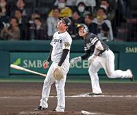 　１１回、野村にソロを浴び勝ち越しを許す村上（撮影・立川洋一郎）