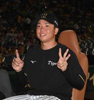 　１３勝目を挙げ、ポーズを決める村上＝９月２６日