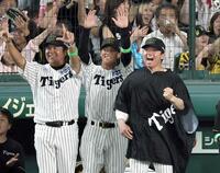 　ＣＳファイナル第１戦の６回、森下が先制打を放ち、大喜びする村上＝１０月１５日