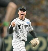 　ＣＳファイナル第１戦の５回、ガッツポーズする村上＝１０月１５日