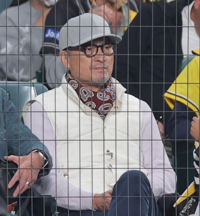 　試合を観戦する渡辺謙（撮影・北村雅宏）
