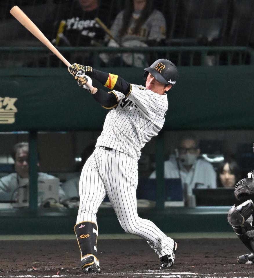 　５回、右前打を放つ近本（撮影・飯室逸平）