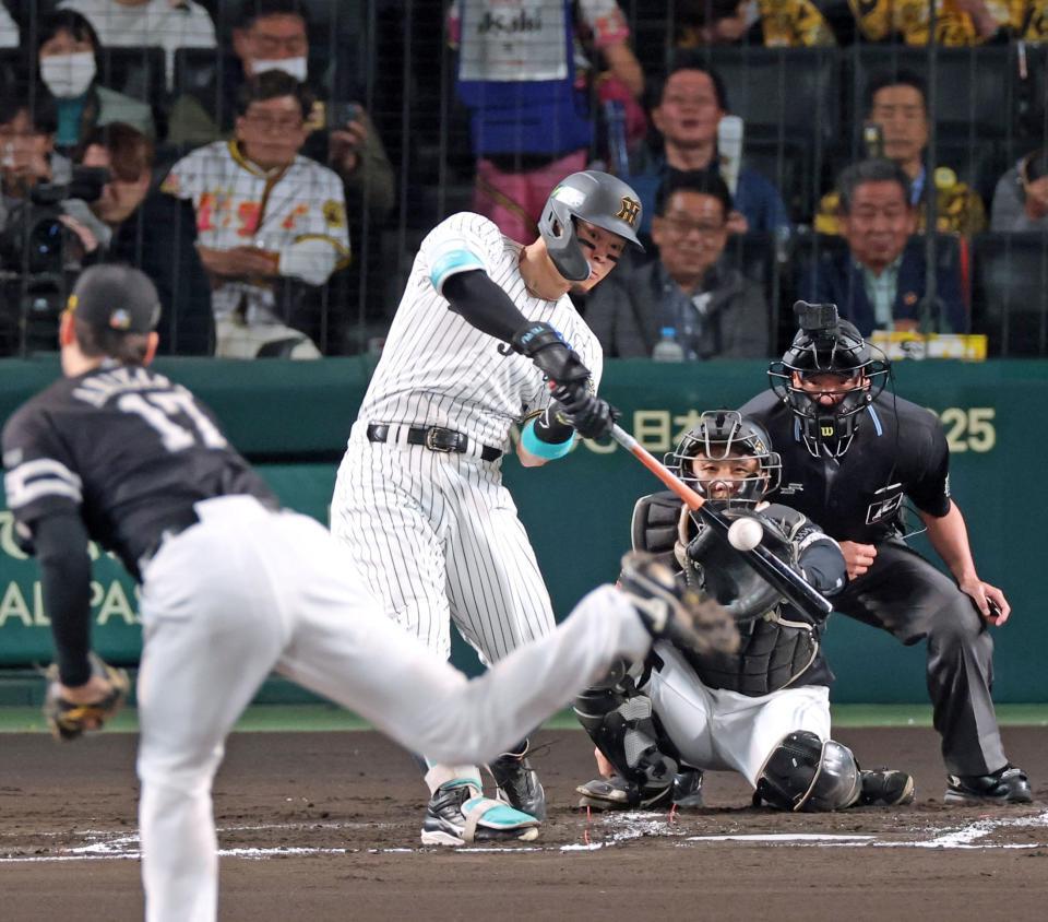 　２回、左前打を放つ佐藤輝（撮影・立川洋一郎）