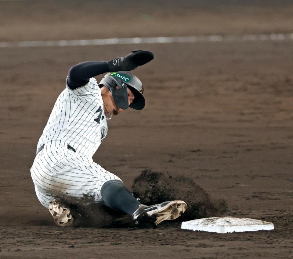 　５回、二盗を成功させる佐藤輝（撮影・立川洋一郎）