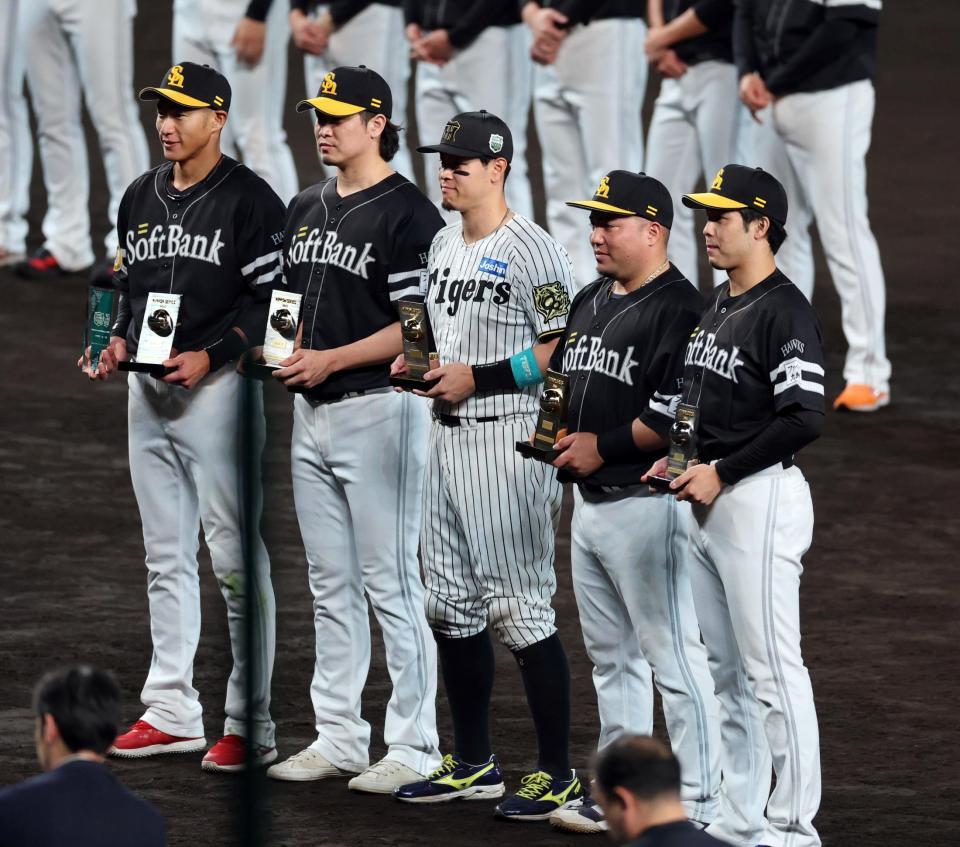 　敢闘選手賞を受賞し写真に納まる佐藤輝（中央）。右から２人目は山川（撮影・山口登）