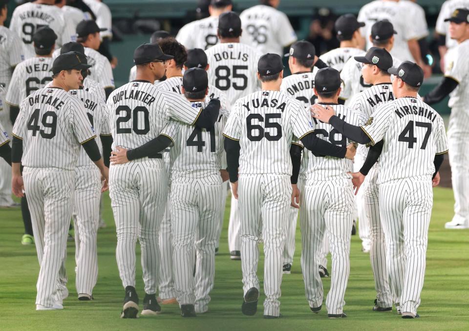 　仲間たちに慰められながら引き揚げる村上（４１）と石井（６９）＝撮影・立川洋一郎