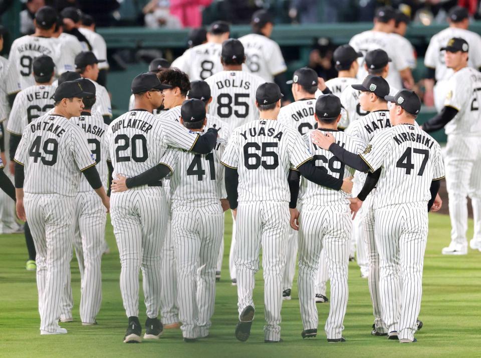 　仲間たちに慰められながら引き揚げる村上（４１）と石井（６９）＝撮影・立川洋一郎