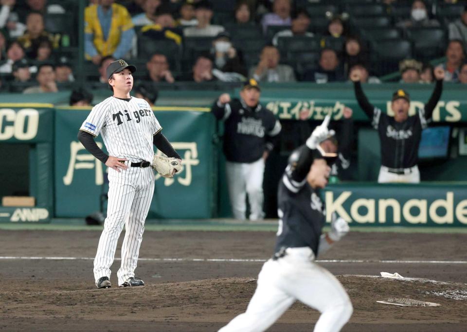 　１１回、野村（手前）に勝ち越しソロを浴びた村上（撮影・金田祐二）