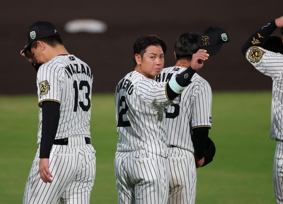 　ファンにあいさつする梅野（撮影・金田祐二）