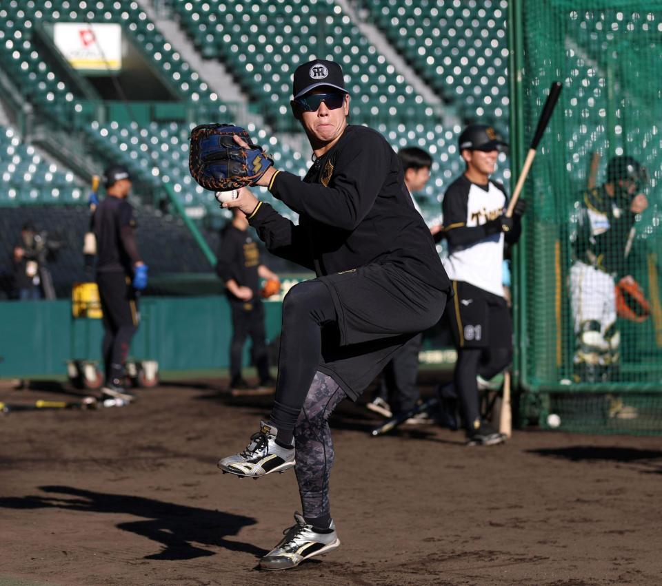 　スローイング練習する梅野（撮影・北村雅宏）
