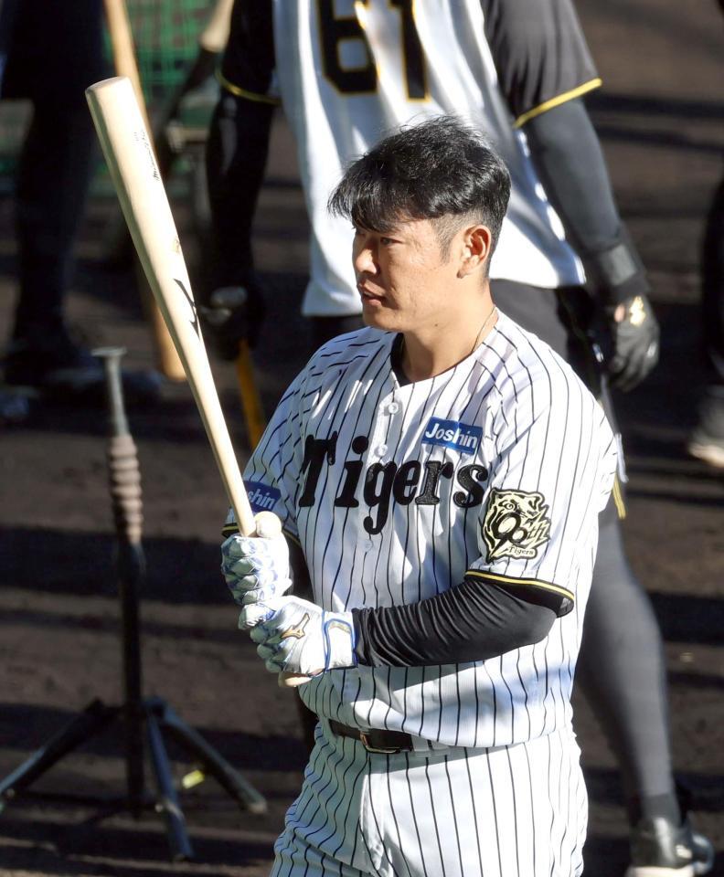 　打撃練習する原口（撮影・山口登）