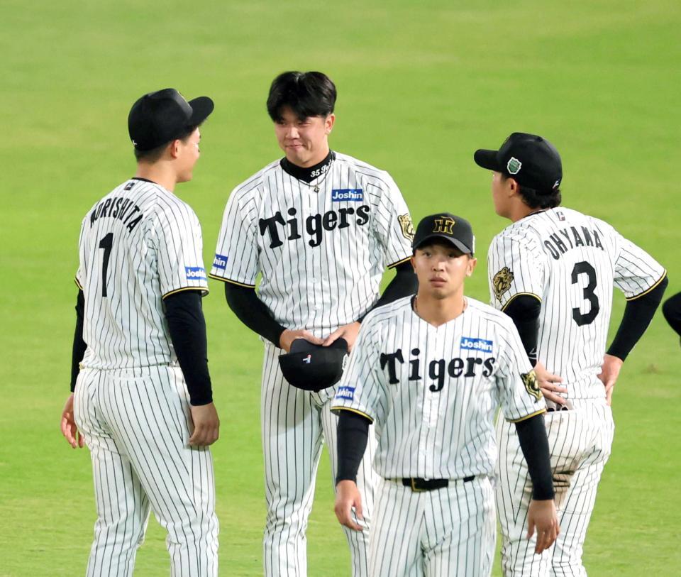 　試合後に森下（左）らと言葉を交わす才木（中央）＝撮影・山口登