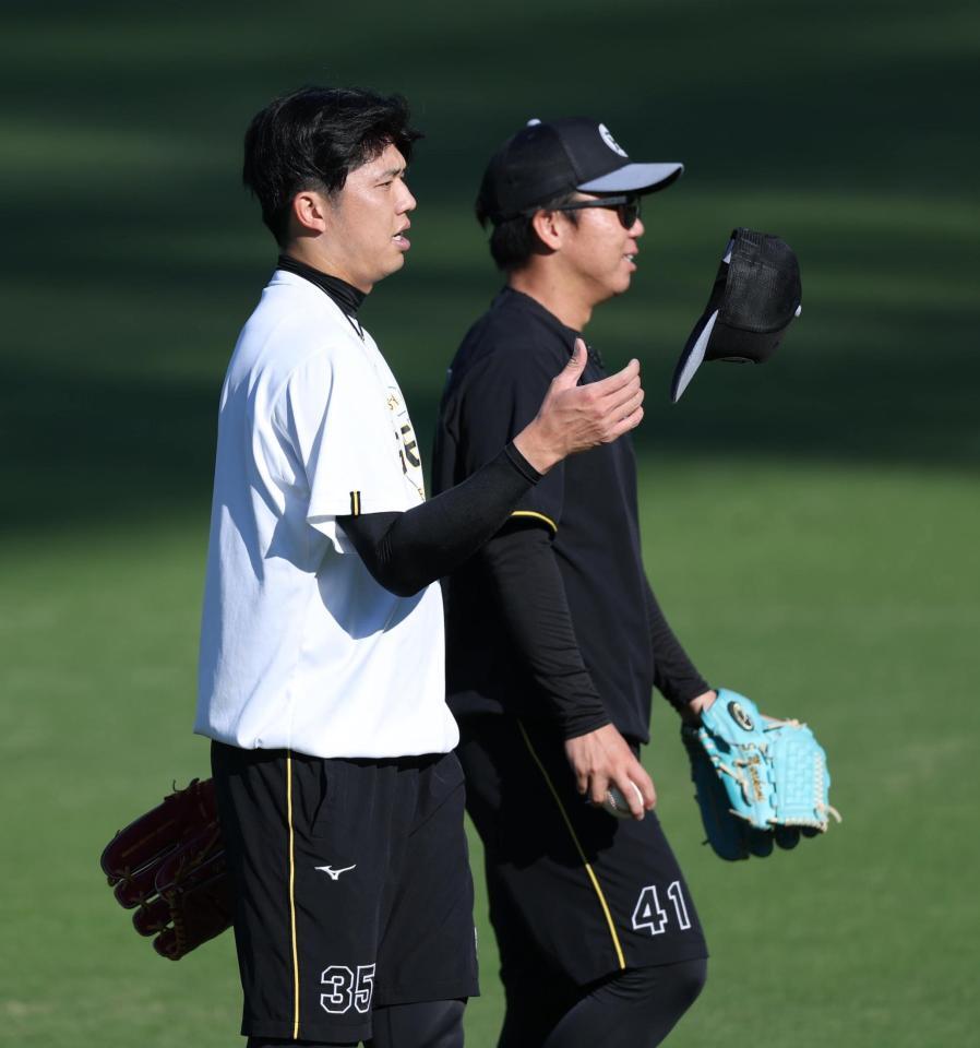 　村上とキャッチボールを終えた才木（撮影・金田祐二）