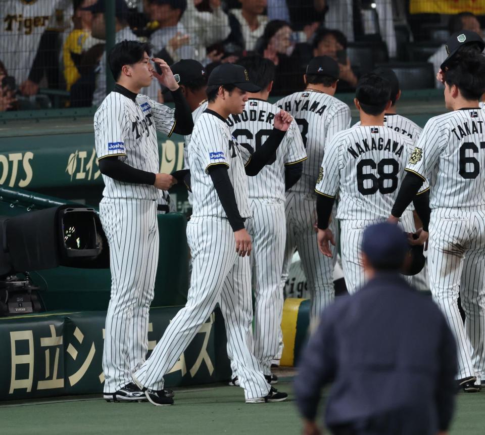 　悔しそうな才木、高橋（撮影・金田祐二）