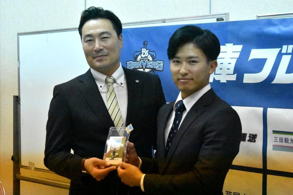 　藤川監督サイン入りのカードを受け取る山崎（右）と筒井担当スカウト