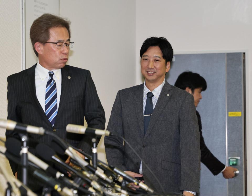 　シーズン終了報告を終え、会見場に入る粟井球団社長と藤川監督（撮影・田中太一）