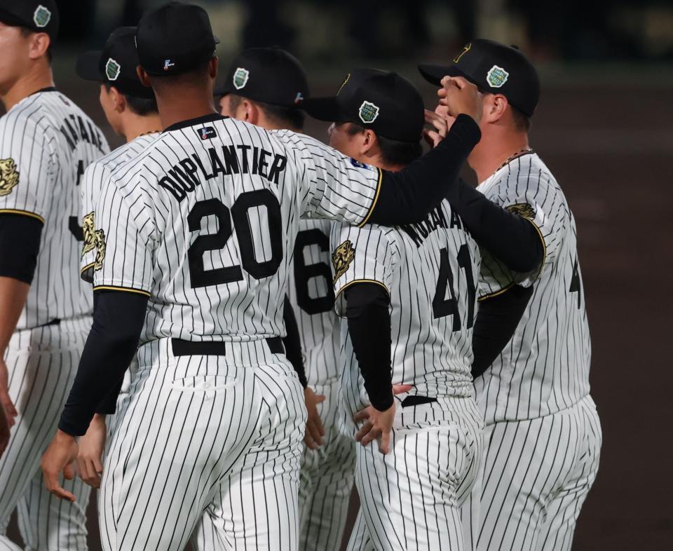 　慰められる村上（撮影・金田祐二）