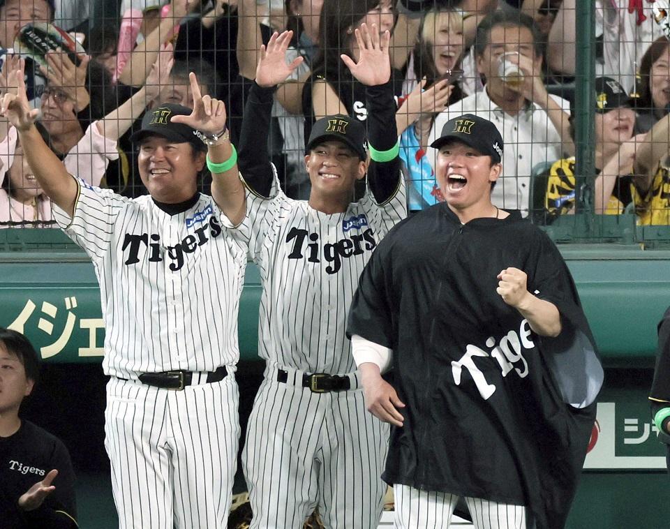 　ＣＳファイナル第１戦の６回、森下が先制打を放ち、大喜びする村上＝１０月１５日