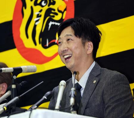 　シーズン終了報告を終え、会見する藤川監督（撮影・田中太一）