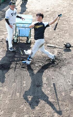 　北川コーチとマンツーマンで打撃練習に励む西純（撮影・田中太一）
