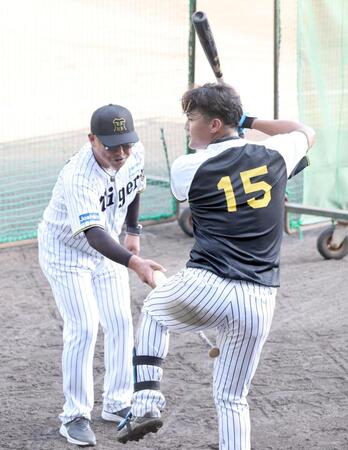 　北川コーチから指導を受ける西純（撮影・田中太一）