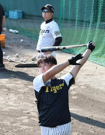 　平田２軍監督が見る中、ロングティーを打つ西純（撮影・田中太一）