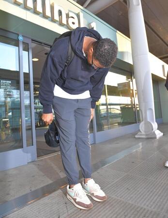 　日本式に深々と頭を下げて、別れのあいさつをするデュプランティエ（撮影・出月俊成）