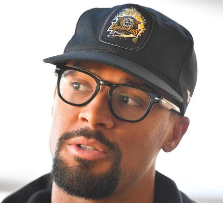 　リーグチャンピオンのキャップをかぶって取材に応じるデュプランティエ（撮影・出月俊成）