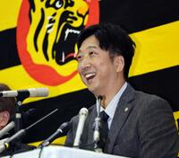 　シーズン終了報告を終え、会見する藤川監督（撮影・田中太一）