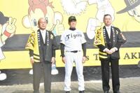 　壁画リニューアル式典に参加した平田２軍監督