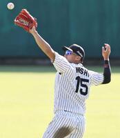 　外野ノックを受ける西純（撮影・田中太一）